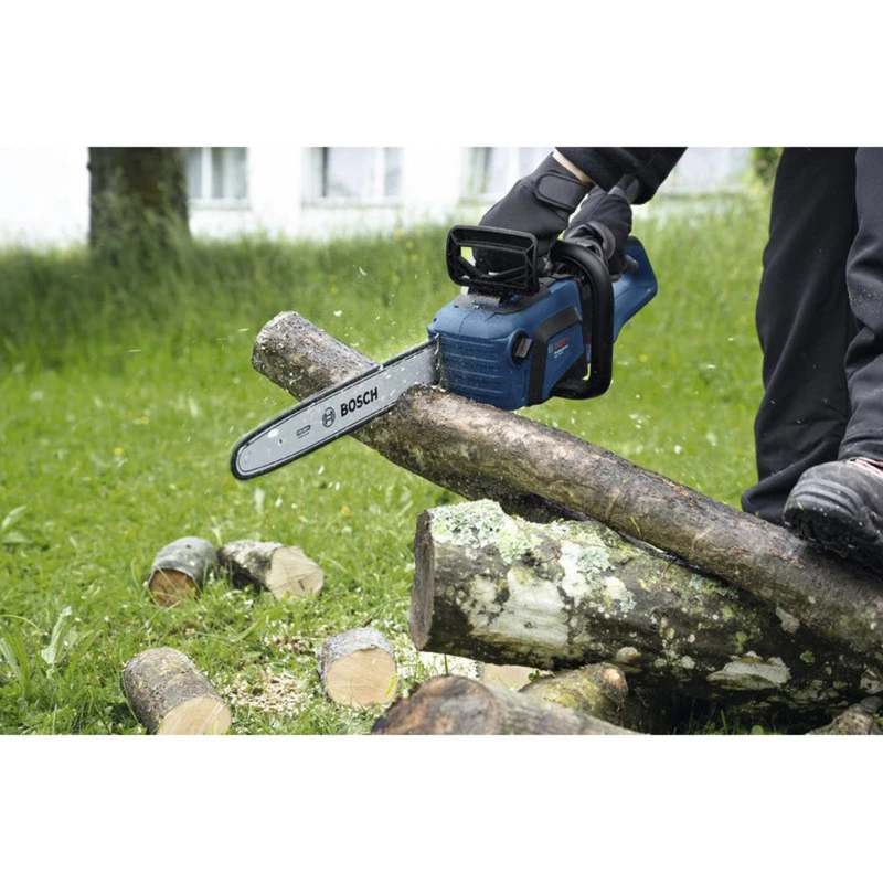 BOSCH Professional GKE 18V-40 motosega a batteria, 18V, batteria Li-Ion 5,5 Ah, blu