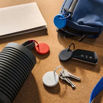 Chipolo POP – Tracker Bluetooth con batteria sostituibile per iOS & Android, confezione da 4 - nero, bianco, rosso, blu