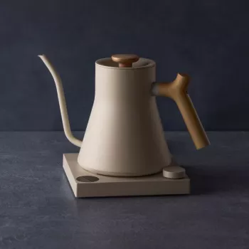 Fellow Stagg EKG PRO Bollitore elettrico pour-over 900ml sesamo-beige con manico in legno