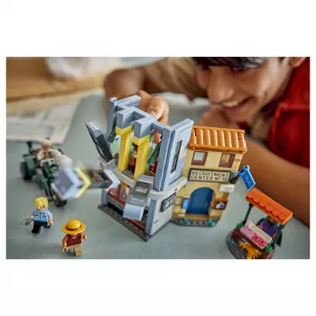 LEGO One Piece 75642 Showdown with Captain Smoker set da costruzione