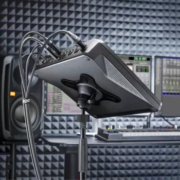 RODE VESAMOUNT piastra adattatore VESA per RodeCaster Pro II, RodeCaster Duo e Streamer X - 75x75/100x100, acciaio, nero