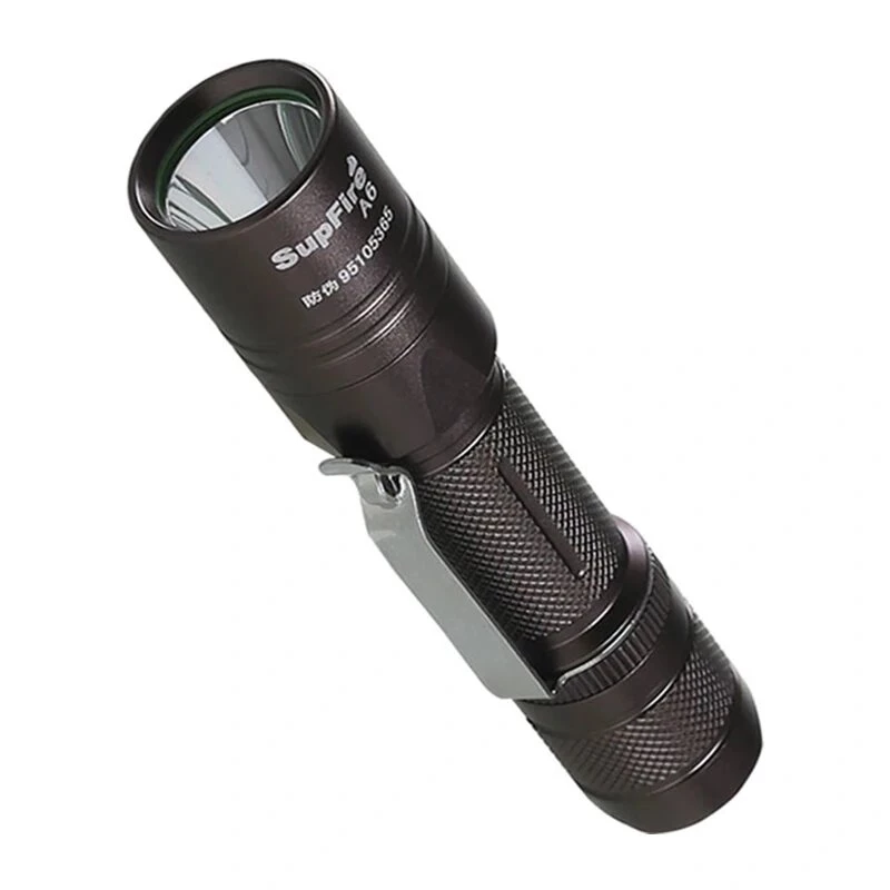 SUPERFIRE A6 Torcia - LED P50 1200 lumen, portata 280m, ricaricabile USB, zoom, IP44